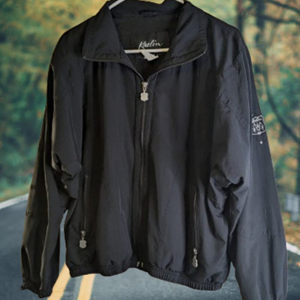 Kaelin Medium vintage black zip front zip pockets bomber jacket. Winter, warmth